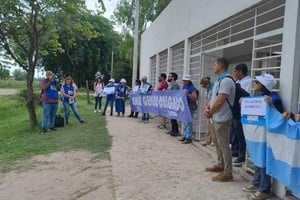 Abrazo simbólico a la Escuela Intercultural Bilingüe 371 y la Escuela de Enseñanza Secundaria Orientada 720. Foto: Gentileza