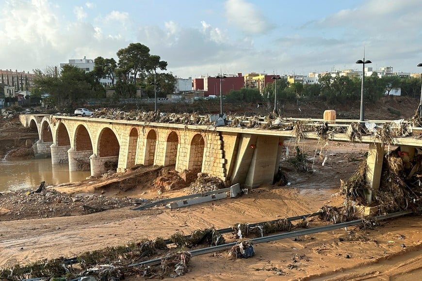 A view shows debris and a car stuck on a bridge, in the aftermath of torrential rains that caused flooding, in Torrent, Valencia region, Spain October 31, 2024. REUTERS/Antony Paone