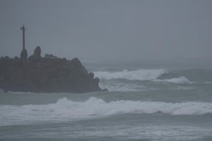 Producto del fenómeno, grandes olas impactaban contra las costas en New Taipéi, cerca de la capital. Crédito: Reuters.