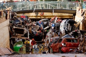 Firefighters pump out the floodwater out of a tunnel where vehicles are piled up, after heavy rains in Alfafar, in Valencia, Spain, November 1, 2024. REUTERS/Susana Vera