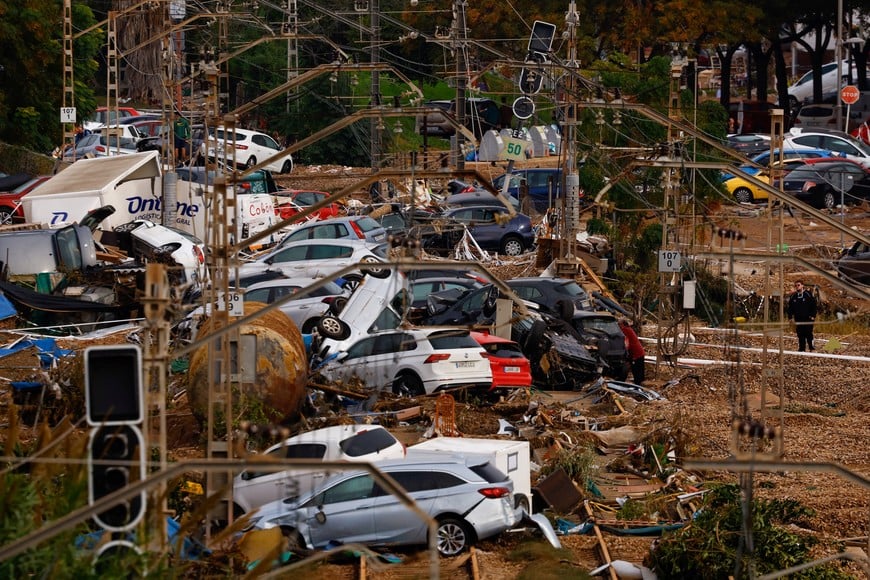 Vehicles are piled up on rail road tracks after heavy rains in Alfafar, in Valencia, Spain, November 1, 2024. REUTERS/Susana Vera