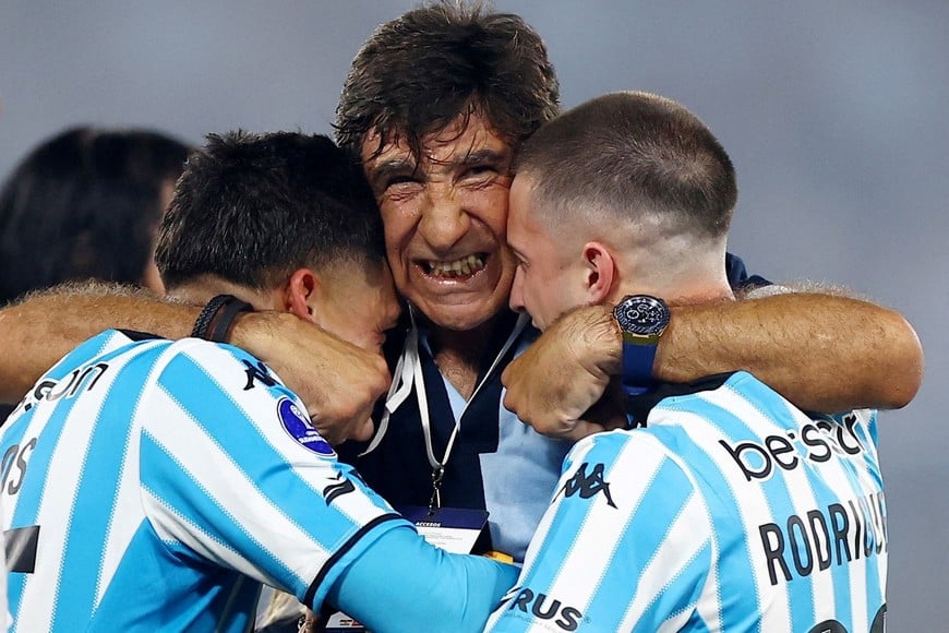 Soccer Football - Copa Sudamericana - Semi Final - Second Leg - Racing Club v Corinthians - Estadio Presidente Peron, Avellaneda, Argentina - October 31, 2024
Racing Club coach Gustavo Costas celebrates with players after the match REUTERS/Agustin Marcarian     TPX IMAGES OF THE DAY