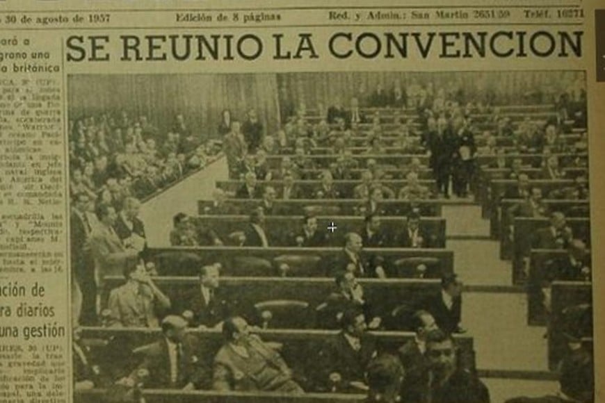 Primera plana de diario El Litoral del 30 de agosto de 1957. El título destaca el hecho institucional: una Convención Reformadora de la Constitución Nacional, convocada por un gobierno de facto, autodefinido como "provisional". Archivo El Litoral