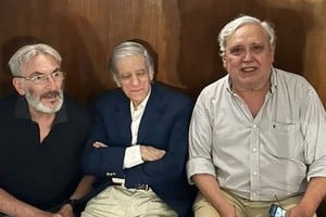 Rogelio Alaniz con Juan José Sebreli y Guillermo Yanco en el piso de Max y Cecilia. Gentileza