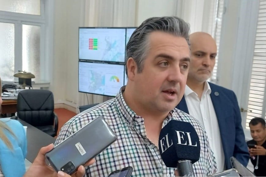 Pablo Cococcioni, en diálogo con la prensa, junto a la secretaria de Gestión Institucional, Virginia Coudannes y el subsecretario de Análisis Criminal, Sebastián Montenotte.