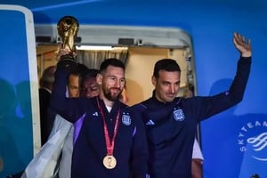 Los "Lioneles". Tanto Messi como Scaloni fueron nominados a los premios que entrega Federación Internacional de Historia y Estadística de Fútbol. Archivo