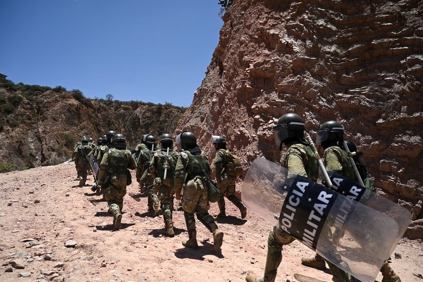 Military Police set up a checkpoint as supporters of former President Evo Morales block key roads preventing the delivery of food and fuel, amid rising political tensions between a faction around Morales and the government of his former ally, President Luis Arce, in Parotani, Cochabamba, Bolivia November 1, 2024. REUTERS/Claudia Morales