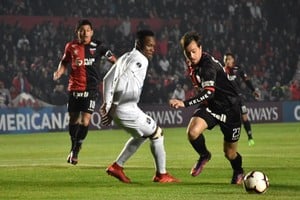 Siempre Bernardi. Hace cinco años, cuando Colón llegaba obligado a "ganar o ganar" durante los 90 minutos contra el Zulia de Venezuela en la Copa Conmebol Sudamericana 2019, el cordobés Christian Bernardi defendía la sangre y luto. Esa noche, Colón hizo cuatro goles en un solo tiempo: Morelo, Pulga Rodríguez, Chancalay y Lértora. Foto: Manuel Fabatía.