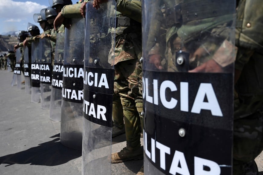 Military Police stand guard while supporters of former President Evo Morales block key roads preventing the delivery of food and fuel, amid rising political tensions between a faction around Morales and the government of his former ally, President Luis Arce, in Parotani, Cochabamba, Bolivia November 1, 2024. REUTERS/Claudia Morales