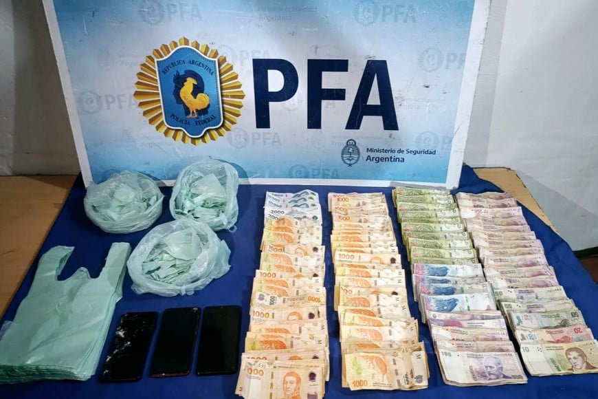 Efectivos de la División Unidad Operativa Federal Paraná desbarataron dos puntos de venta de droga en la mencionada ciudad, capital de la provincia de Entre Ríos. Foto: PFA