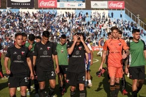 Guantes en mano, Tomás Giménez sale del campo de juego el día del partido con Gimnasia y Tiro, en Salta. Crédito: Javier Corbalan