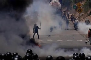 Policías tratan de despejar los bloqueos montados por seguidores de Evo Morales en la región de Cochabamba. Juan Karita/AP/DW