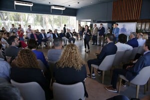 La concejala Adriana Molina, presidenta del Concejo Municipal de Santa Fe, expone en el encuentro por el Acuerdo Legislativo Metropolitano.