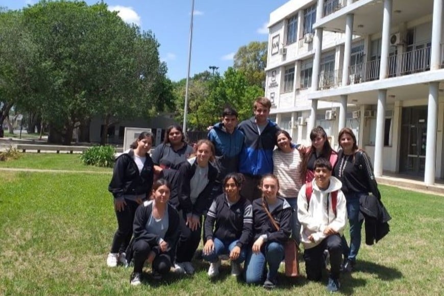 Luego de todo ese trabajo previo, en el mes de junio se realizaron los primeros encuentros con alumnos de 4º y 5º año de los núcleos rurales, logrando un ambiente de trabajo activo, dinámico y motivador.