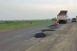 En refuerzo de las condiciones de seguridad, Vialidad Nacional procede también entre Vera y Malabrigo al pintado de la línea de eje de la calzada.