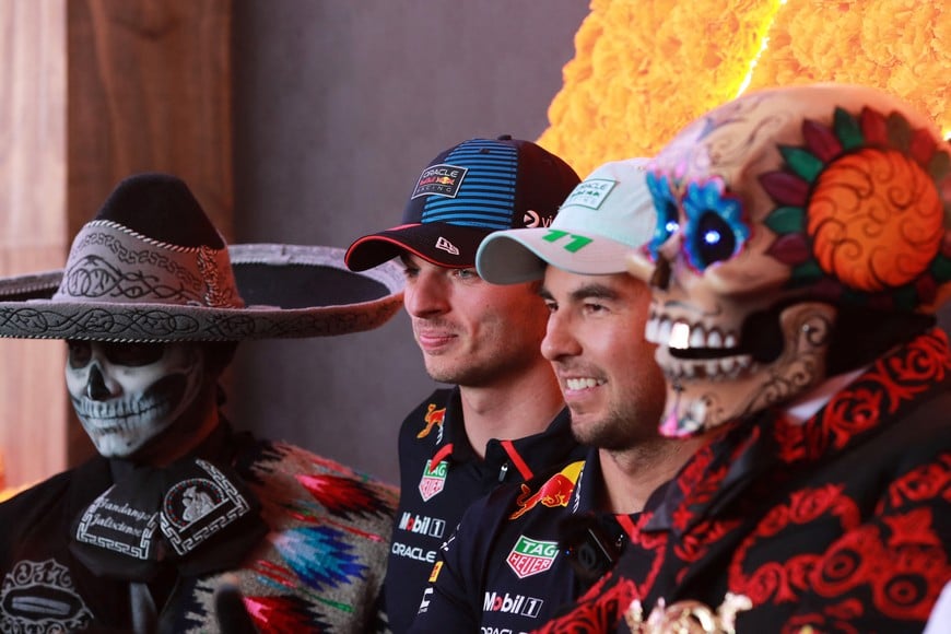 Formula One F1 - Mexico City Grand Prix - Autodromo Hermanos Rodriguez, Mexico City, Mexico - October 24, 2024
Red Bull's Sergio Perez and Red Bull's Max Verstappen pose with people dressed as catrinas ahead of the Mexico City Grand Prix REUTERS/Henry Romero