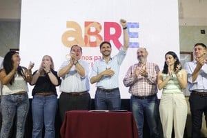 El gobernador Pullaro junto a funcionarios provinciales y el intendente Poletti, durante la firma del convenio. Gentileza Gobierno provincial