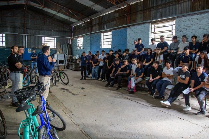 Alumnos de la Escuela de Educación Técnico Profesional Nº 459 de Pérez.