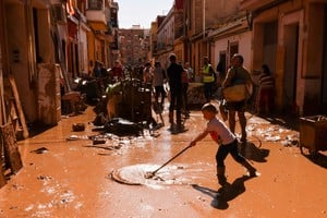 Volunteers and locals help to clean following heavy rains that caused floods, in Paiporta, near Valencia, Spain, November 1, 2024. REUTERS/Nacho Doce