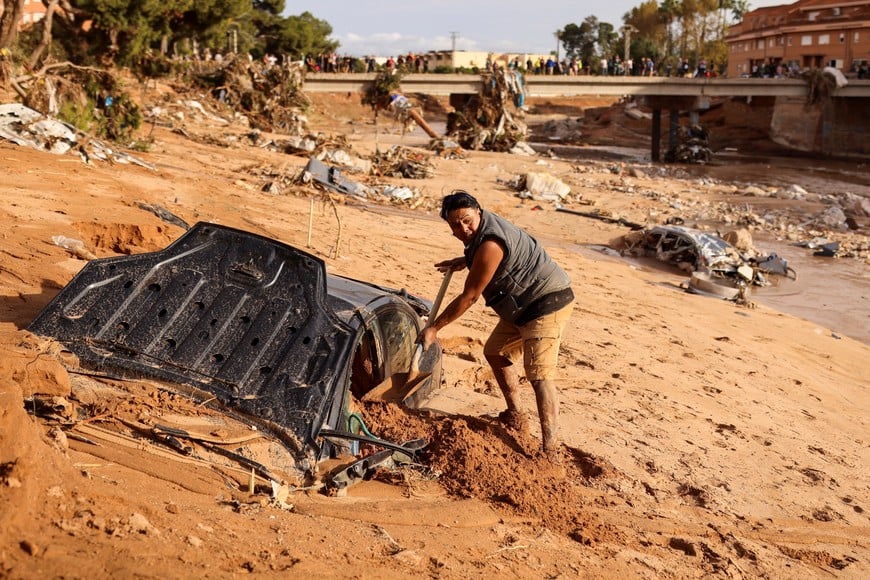 Volunteers and locals help to clean following heavy rains that caused floods, in Paiporta, near Valencia, Spain, November 1, 2024. REUTERS/Nacho Doce