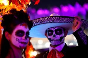 Una pareja disfrazada de Catrina y Catrín, en Monterrey, México. Reuters.