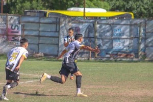 Gol, ascenso. Así lo festejó Eduardo Flores que marcó el tanto que le permitió a Nacional llegar a la máxima categoría. Crédito: Diego Ayuso