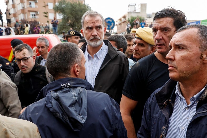 Spain's King Felipe looks on as he visits Paiporta, following heavy rains that caused floods, in Paiporta, near Valencia, Spain, November 3, 2024. REUTERS/Eva Manez