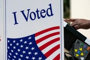 Acompañada por el lema "Yo Voté", una persona ejerce su derecho a voto en forma anticipada en un Centro de Votación en Carolina del Sur, Estados Unidos. Allison Joyce/AFP/DW