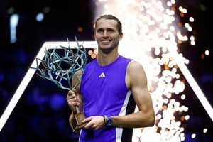 Tennis - Paris Masters - Accor Arena, Paris, France - November 3, 2024
Germany's Alexander Zverev celebrates with the trophy after winning his men's single's final match against France's Ugo Humbert REUTERS/Stephanie Lecocq