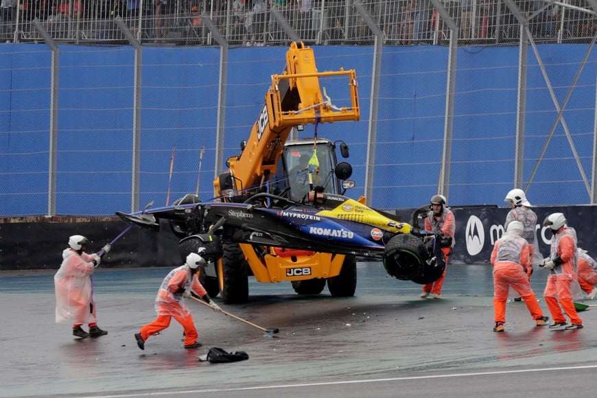 Formula One F1 - Sao Paulo Grand Prix - Autodromo Jose Carlos Pace, Sao Paulo, Brazil - November 3, 2024
The car of Williams' Alexander Albon is towed away by marshals after crashing out during qualifying Pool via REUTERS/Sebastiao Moreira