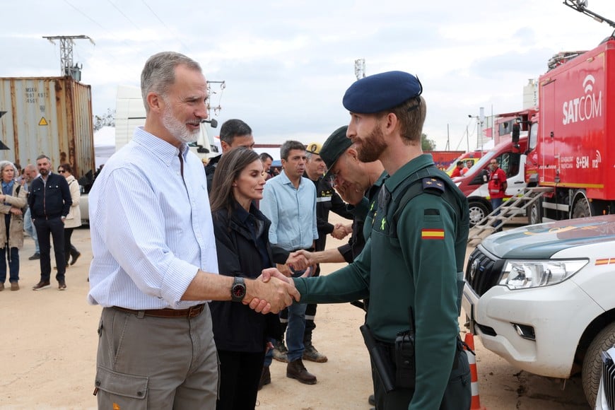 Spain's King Felipe, Queen Letizia and Spanish Prime Minister Pedro Sanchez shake hands with Spanish Civil Guards outside a command center as they visit the areas affected by the DANA, following heavy rains that caused floods, in Paiporta, near Valencia, Spain November 3, 2024. Casa de S.M. el Rey/Jose Jimenez/Handout via REUTERS    THIS IMAGE HAS BEEN SUPPLIED BY A THIRD PARTY