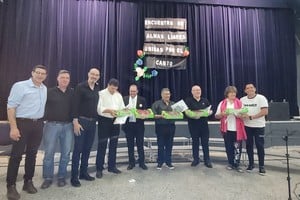 Los directores de coros en Coronda se llevaron frutillas de regalo. Crédito: Municipalidad de Coronda.