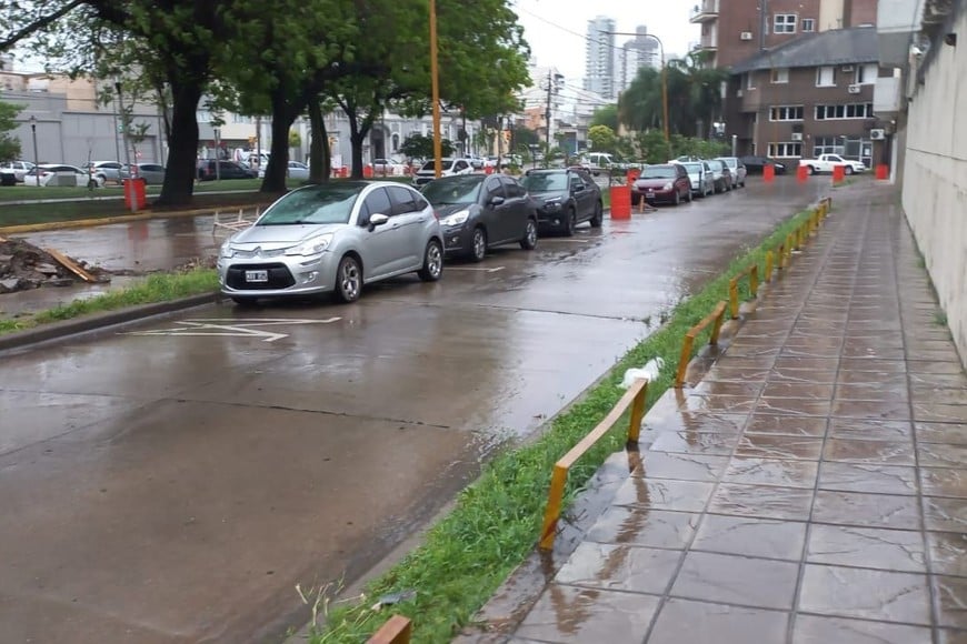 Calle Balbín. Por aquí ingresarán los micros. Se está abriendo un pasaje de forma excepcional para que desde esa cortada accedan a la calle interna, pasando el sector de estacionamiento.