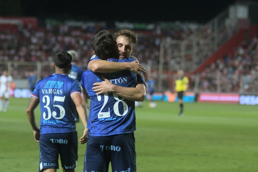 Bruno Pittón, clave en el gol de su hermano Mauro, sufrió un choque con Nicolás Orsini y se fracturó el maxilar. Crédito: Manuel Fabatía