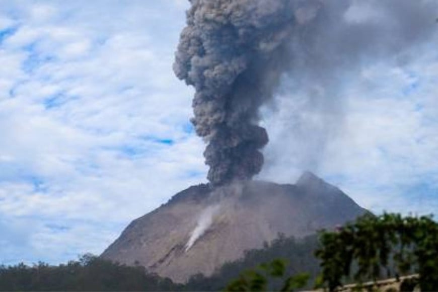 El impactante accionar del volcán Lewotobi. Crédito: Gibran Rakabuming