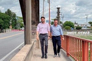 El gobernador hizo el anuncio desde el Puente Carretero, que se encuentra en reparación, junto al ministro de Obras Públicas, Lisandro Enrico.