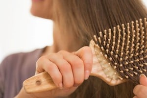 La skinification destaca como una tendencia en la belleza, esencial para el bienestar del cabello.