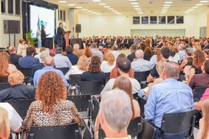 El acto será presidido por el decano de la Facultad de Ciencias Agrarias de la UNL MSc. Oscar Osan y contará con la presencia de integrantes de su gabinete, Consejeros Directivos, autoridades municipales, provinciales y de la UNL, legisladores, padrinos y representantes de empresas, instituciones y entidades de la producción con las que la Facultad desarrolla distintas líneas de trabajo y acción en estrecho vínculo.