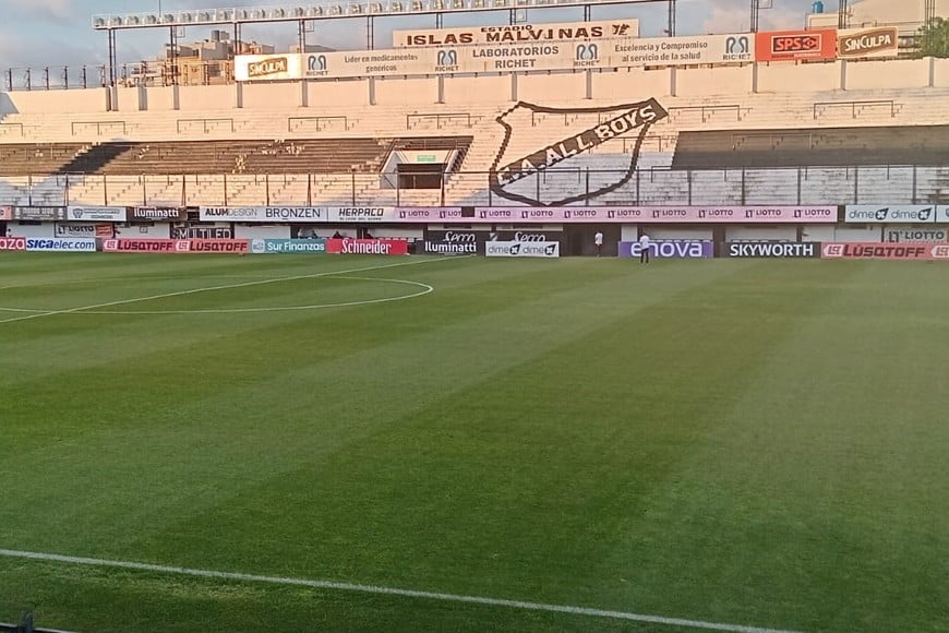 Terreno de juego en el estadio de All Boys previo al enfrentamiento contra Colón