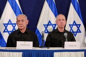 El primer ministro israelí, Benjamin Netanyahu, y el hasta hoy ministro de Defensa, Yoav Gallant, durante una conferencia de prensa. Foto: Archivo / REUTERS.