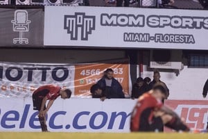 No terminó un sueño sino una pesadilla. El doloroso final en el estadio Islas Malvinas de Floresta. Mientras Colón concentró dos noches en un hotel lujoso de Capital Federal, los jugadores de All Boys comieron con su familia y cada uno durmió en su casa. Como dijo el "Pulga" Rodríguez alguna vez: "La gloria no se compra". Crédito: Matías Nápoli