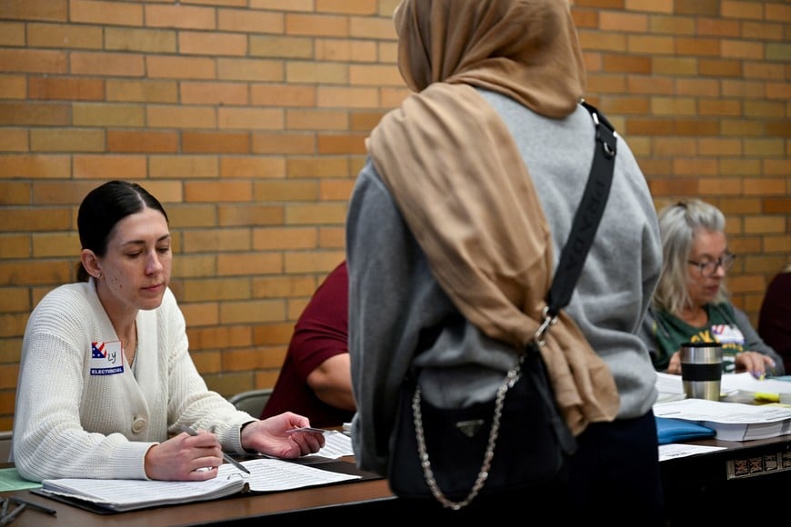 A woman checks in to vote during the 2024 U.S. presidential election on Election Day, at a polling station in Milwaukee, Wisconsin, U.S., November 5, 2024. REUTERS/Vincent Alban