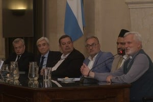 El panel estuvo conformado además por el rector de la UNL, Enrique Mammarella, los senadores nacionales Marcelo Lewandowski y Eduardo Galaretto, y el Padre Axel Arguinchona.  Foto: Manuel Fabatía.