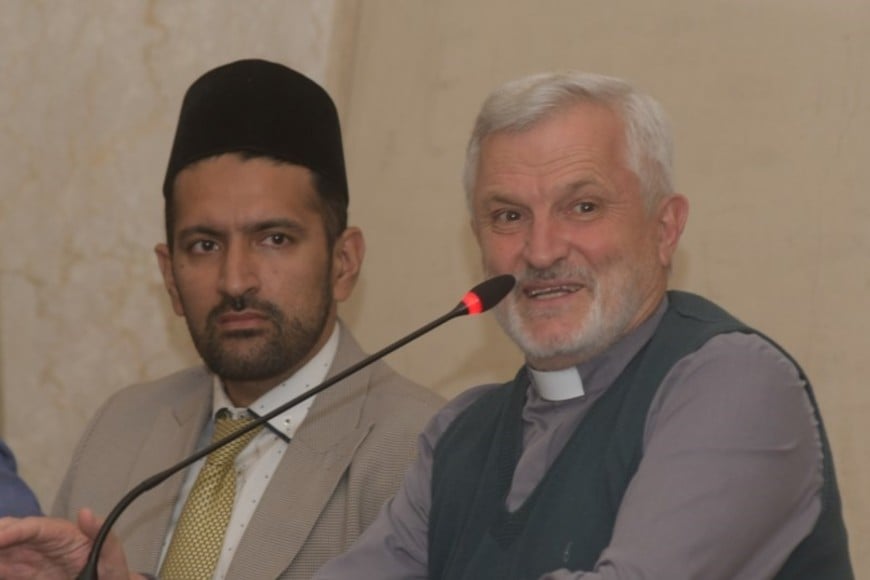 La mesa de diálogo interreligioso está conformada por representantes de las comunidades religiosas de Santa Fe. En la foto, el imán Marwan Gill junto al padre Axel Arguinchona. Foto: Manuel Fabatía.