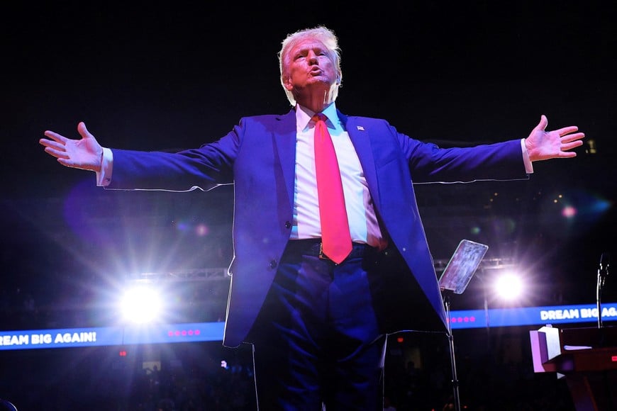 Republican presidential nominee and former U.S. President Donald Trump gestures to the crowd at the conclusion of his final rally of the campaign at Van Andel Arena in Grand Rapids, Michigan, U.S., November 5, 2024. REUTERS/Brian Snyder