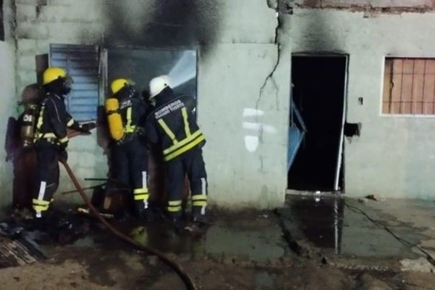 Los bomberos en pleno trabajo intentando controlar el incendio.