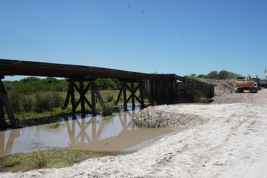 “A partir de esta firma que han efectuado las autoridades de Vialidad Provincial, desde esta semana empiezan a contar los plazos de ambas obras, que rondarán los 8 meses para el acceso y 12 meses para los puentes. Si no hay inconvenientes con el clima, en un año aproximadamente estaremos uniendo comunidades enteras, para una mejor comunicación y desarrollo productivo en esta zona del Departamento General Obligado”, señaló Enrico.