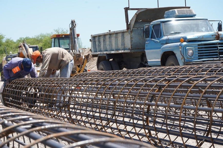 “A partir de esta firma que han efectuado las autoridades de Vialidad Provincial, desde esta semana empiezan a contar los plazos de ambas obras, que rondarán los 8 meses para el acceso y 12 meses para los puentes. Si no hay inconvenientes con el clima, en un año aproximadamente estaremos uniendo comunidades enteras, para una mejor comunicación y desarrollo productivo en esta zona del Departamento General Obligado”, señaló Enrico.