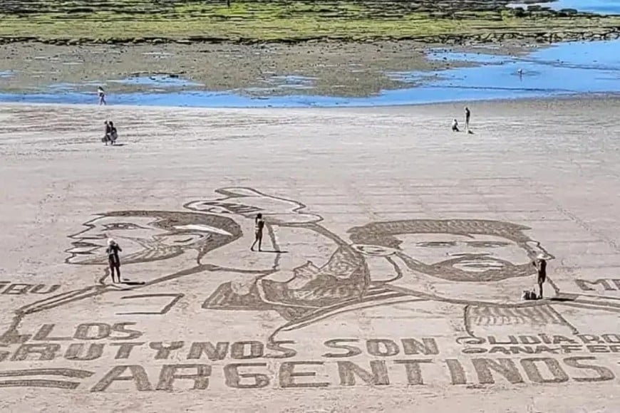 Lidia Rosana Gómez, quien previamente fue reconocida por dibujar a Lionel Messi y a Emiliano “Dibu” Martínez para el Mundial de Qatar 2022, fue la creadora de la imagen de Colapinto sobre la arena.