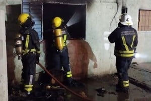 Los bomberos en pleno trabajo intentando controlar el incendio.